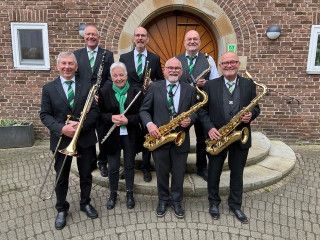 Männlicher Seniorenchor mit Instrumenten