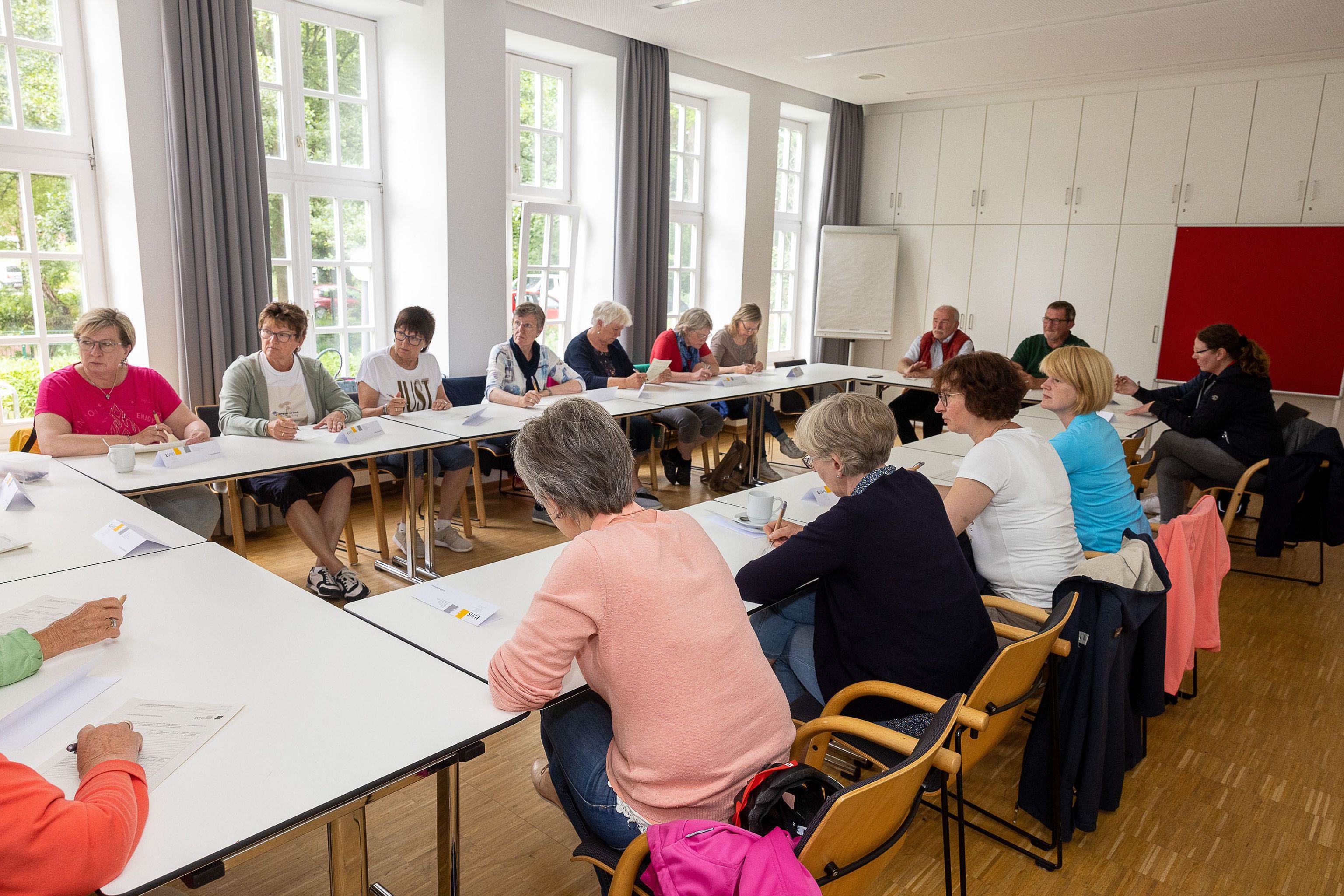 Personen am Gruppen Tisch im Gespräch