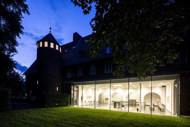 Kapelle von Außen in der Nacht