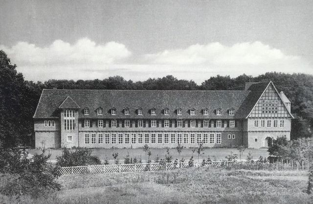 schwarz-weiß Bild von LVHS Gebäude