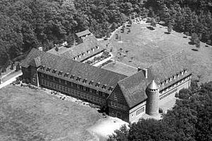 schwarz-weiß Bild von LVHS Gebäude von oben