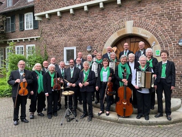 vollständiger Seniorenchor mit Instrumenten