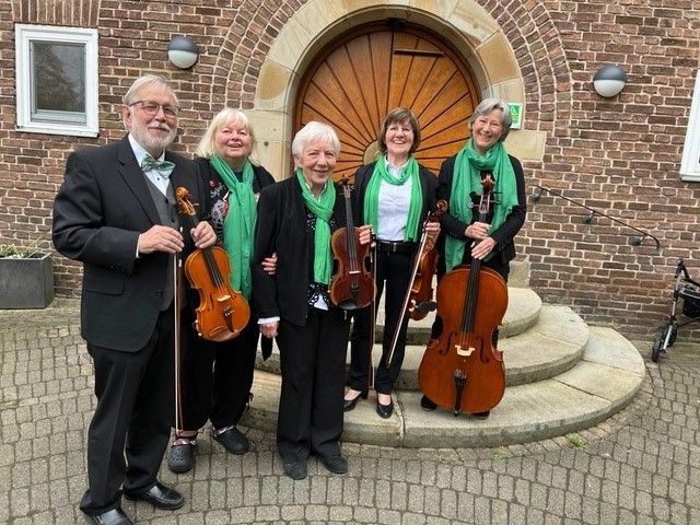 Seniorenchor mit Instrumenten