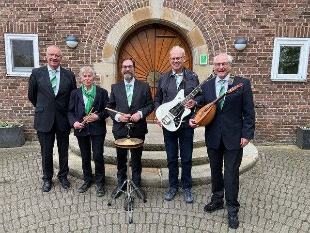 Seniorenchor mit Instrumenten