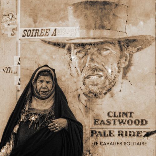 Frau vor einem Clint Eastwood Poster