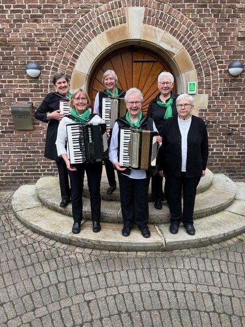 Weiblicher Seniorenchor mit Instrumenten